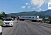 Bloquean carretera de Tangancícuaro por homicidio de maestro en Aquila