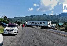 Bloquean carretera de Tangancícuaro por homicidio de maestro en Aquila