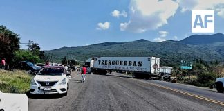Bloquean carretera de Tangancícuaro por homicidio de maestro en Aquila