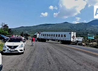 Bloquean carretera de Tangancícuaro por homicidio de maestro en Aquila