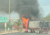 Cierran circulación en autopista Manzanillo-Colima por incendio de tráiler en Tecomán