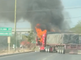 Cierran circulación en autopista Manzanillo-Colima por incendio de tráiler en Tecomán