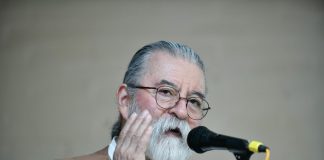 Un poema sin emoción, sólo con música o imágenes, nace muerto: Efraín Bartolomé