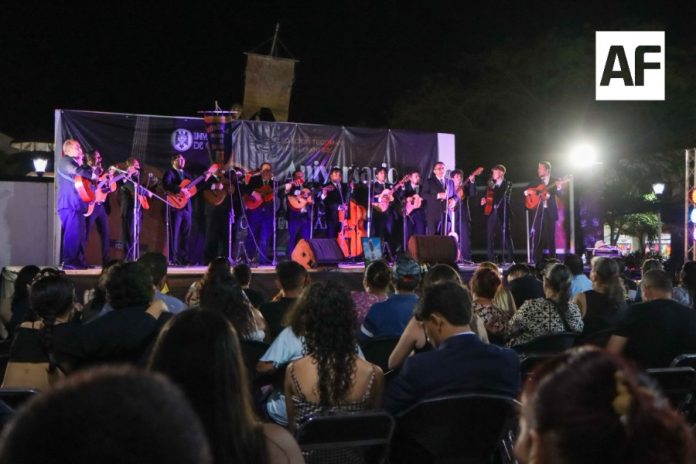 Festeja 24 años cantándole al amor la Rondalla Voces Universitarias_e