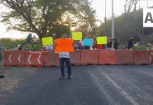Habitantes de Caleras realizan bloqueo de vía alterna Colima-Tecomán; fue liberado esta noche