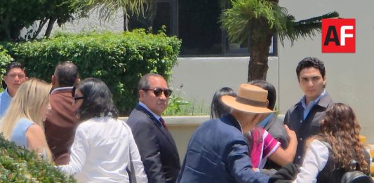 “¡Que entregue el celular!”: Leonel Godoy declara ante la Fiscalía de Michoacán entre consignas contra Grecia Quiroz