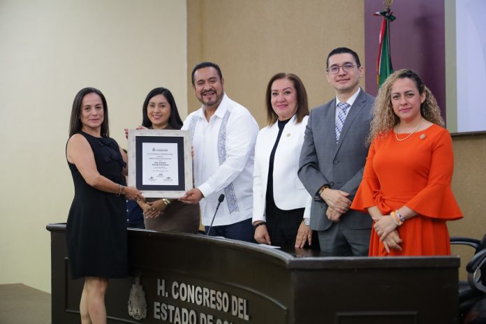 Premia Congreso trayectoria docente y de invción de psicólogas UdeC_Ximena