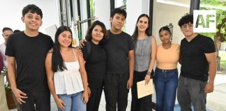 Rosi Bayardo entrega UniBeca a estudiantes manzanillenses del TecNM Colima