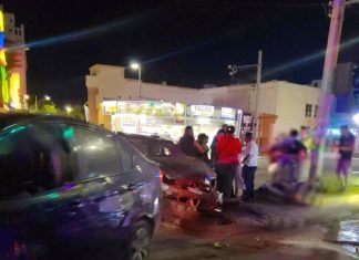 Dos lesionados tras choque entre vehículos particulares sobre el Boulevard de Manzanillo