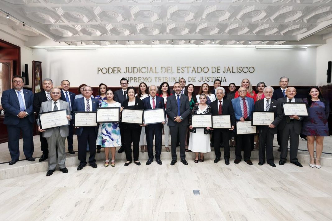 Poder Judicial de Jalisco reconoció a maestras y maestros que dejaron huella en la Justicia