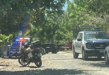 Hombre muere al caerle un vehículo en Manzanillo