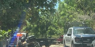 Hombre muere al caerle un vehículo en Manzanillo