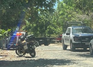 Hombre muere al caerle un vehículo en Manzanillo