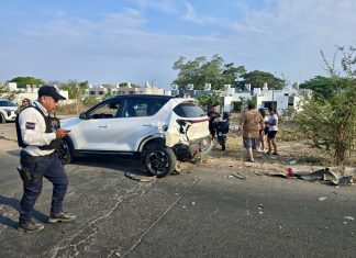 Paramédicos atienden choque entre tres vehículos en Villas del Bosque en Colima