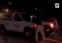Camioneta a punto de caer al precipicio en La Tolva, Manzanillo