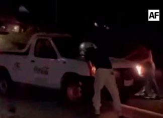 Camioneta a punto de caer al precipicio en La Tolva, Manzanillo
