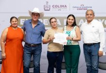 Indira Vizcaíno entregó cartas de autorización de apoyo por 9 MdP a productores del agro colimense