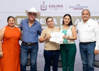 Indira Vizcaíno entregó cartas de autorización de apoyo por 9 MdP a productores del agro colimense