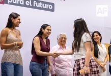 Indira Vizcaíno inició en el Isenco las asambleas de Mi ColiBeca para el Futuro