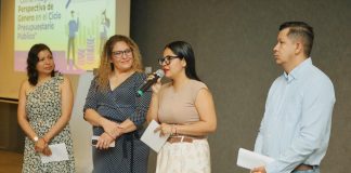 Gobierno de Indira Vizcaíno capacita a personal de la administración pública en presupuestos con perspectiva de género Este jueves inició el curso ‘Cómo Integrar la Perspectiva de Género en el Ciclo Presupuestario Público’, que impulsa el Gobierno del Estado de Colima que preside la mandataria Indira Vizcaíno Silva, a través de la Secretaría de Planeación, Finanzas y Administración, en coordinación con el Instituto Colimense de las Mujeres (ICM) y la Secretaría de Hacienda y Crédito Público. La capacitación está dirigida a personas servidoras públicas de dependencias estatales vinculadas a áreas de administración, planeación, presupuestos, estadísticas, monitoreo, evaluación y tesorería. En representación de la gobernadora Indira Vizcaíno Silva, la encargada del despacho del ICM, Érika Judith Torres Guzmán, expresó que “incorporar la perspectiva de género en el presupuesto público no es opcional, es una herramienta para atender desigualdades, garantizar derechos y asegurar que los recursos públicos respondan a las necesidades de las mujeres y de la población como lo instruye nuestra gobernadora”. Durante el primer bloque temático se abordaron contenidos relacionados con el presupuesto con perspectiva de género, la desigualdad de género como problema público y la relevancia de integrar este enfoque como un criterio obligatorio dentro del marco jurídico y programático. La jornada continuará este 15 de mayo, con un segundo bloque enfocado en herramientas prácticas para fortalecer la incorporación de la perspectiva de género en los procesos presupuestarios. Con estas acciones, el Gobierno del Estado refrenda su compromiso con la transversalización de la perspectiva de género en la administración pública, impulsando procesos de formación y fortalecimiento institucional que contribuyan a una gestión más equitativa, transparente y orientada al bienestar de las mujeres y de toda la población colimense.