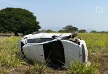 Atienden volcadura en carretera hacia Ocotillo, en Cuauhtémoc