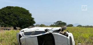 Atienden volcadura en carretera hacia Ocotillo, en Cuauhtémoc