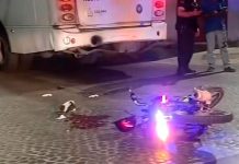 Choque entre urbano y motociclista en zona centro de Manzanillo deja un lesionado