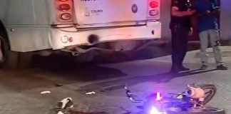 Choque entre urbano y motociclista en zona centro de Manzanillo deja un lesionado
