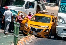 Choque entre urbano y taxi deja un lesionado en acceso a Plaza Manzanillo