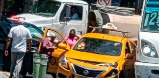 Choque entre urbano y taxi deja un lesionado en acceso a Plaza Manzanillo