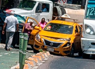 Choque entre urbano y taxi deja un lesionado en acceso a Plaza Manzanillo
