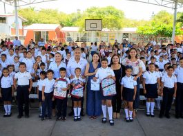 Indira Vizcaíno comenzó con entrega de ColiBecas Mochilas, Útiles y Uniformes a 381 estudiantes de Comala y Cuauhtémoc