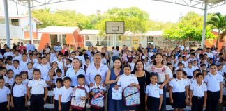 Indira Vizcaíno comenzó con entrega de ColiBecas Mochilas, Útiles y Uniformes a 381 estudiantes de Comala y Cuauhtémoc