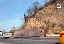 Cae contenedor sobre el asfalto en entronque al Barrio V, en Manzanillo; sólo hubo daños materiales