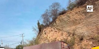 Cae contenedor sobre el asfalto en entronque al Barrio V, en Manzanillo; sólo hubo daños materiales