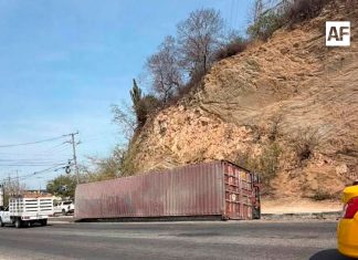 Cae contenedor sobre el asfalto en entronque al Barrio V, en Manzanillo; sólo hubo daños materiales