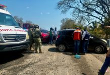 Paramédicos atienden choque entre dos vehículos en la autopista Colima–Tecomán