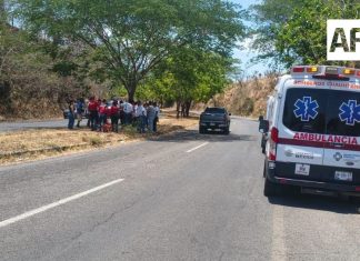Atienden accidente vehicular con dos menores lesionados en la carretera Isenco-Colima
