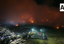 Continúa combate al incendio en el vertedero Los Gavilanes; helicóptero y 66 elementos trabajan para controlar el fuego