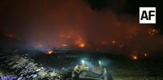Continúa combate al incendio en el vertedero Los Gavilanes; helicóptero y 66 elementos trabajan para controlar el fuego