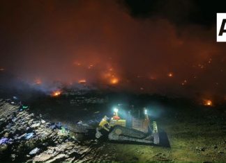 Continúa combate al incendio en el vertedero Los Gavilanes; helicóptero y 66 elementos trabajan para controlar el fuego