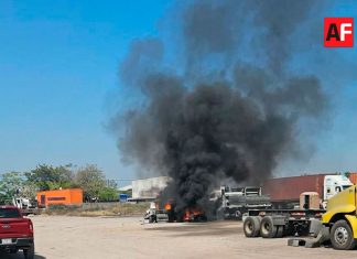 Incendio de tráiler en zona industrial de Jalipa, en Manzanillo, deja cuantiosos daños materiales