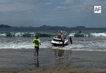 Guardavidas de la UEPC Colima, UMPC Manzanillo y Deportes Acuáticos Ray, atienden incidente de embarcación en playa Delfos