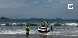 Guardavidas de la UEPC Colima, UMPC Manzanillo y Deportes Acuáticos Ray, atienden incidente de embarcación en playa Delfos