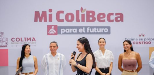 En Manzanillo, Indira Vizcaíno explica Mi ColiBeca para el Futuro a miles de estudiantes