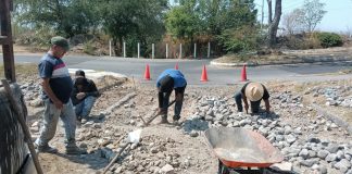 Operación Bacheo del Ayuntamiento de Villa de Álvarez realiza acciones en calles empedradas de Villas Providencia y Villas Diamante