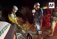 Taxista cae a barranca en camino Paso por La Salada; fue rescatado por cuerpos de emergencia