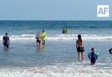 Guardavidas de la UEPC Colima y PC Manzanillo rescatan en el mar a dos mujeres de Guadalajara