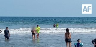 Guardavidas de la UEPC Colima y PC Manzanillo rescatan en el mar a dos mujeres de Guadalajara