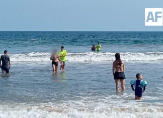 Guardavidas de la UEPC Colima y PC Manzanillo rescatan en el mar a dos mujeres de Guadalajara